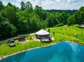 Secluded Waterfront Yurt with Wood-Fired Sauna near French Lick, viešbutis mieste Frenč Likas