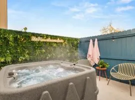 Romantic Hill Country Cottage w Private Hot Tub