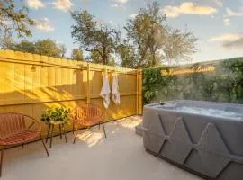 Cozy Hill Country Cottage Private Hot Tub