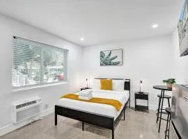 Coastal Charm Studio Retreat in Pompano