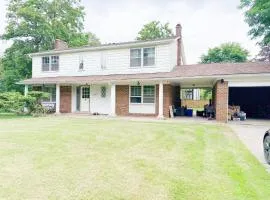 Quiet Queen Bedroom near Steeles Bayview