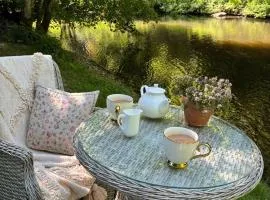 The Nest - Luxury tiny riverside cottage beneath a medieval château