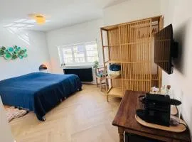 Stijlvolle slaapkamers met privébadkamer in concessiewijk, op een steenworp van het strand