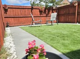 Modern 2BR house 5 min walk LFC Sleep 5 with Free parking