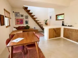 Surfer's Hideout - central two-storey HOUSE with garden & private balcony