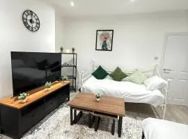 Newly renovated 2-bed flat, sleeps 5