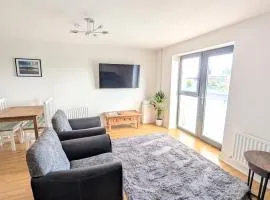 2-Min Walk to Belfast Centre - Bright Spacious with Views - Free Secure Parking