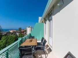 3 Bedroom House in Cascais, 15 min walking to beach with parking spot