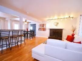 5 bdrm Near Belmar - Dining Shops Movie Theater Entertainment & Red Rocks