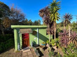 Cozy private cottage with garden views at Ferngrove、ストームス・リバーのホテル