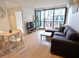 Level 16 Docklands Apartment with Yarra River View