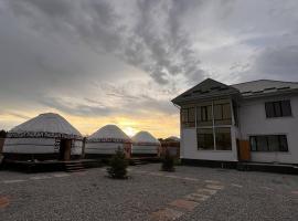 Yurt house, hotel din Tong