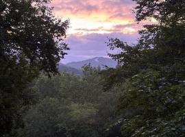 Sweet Elk Retreat - Location- Hot tub-Firepit-Fast Wifi-Air Hockey-Games, hotel v destinaci Banner Elk