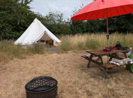 Mulberry Meadow Bell Tent, hotel di Holt