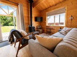 The Cabin log fire cosy home, hotel en Folkestone