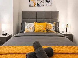 Stylish 2Bed Apartment, Sleeps 7, 2 King beds, 2 singles And A Sofa Bed, Near Anfield Stadium, 14MinFromCity, Smart Tv, Parking, Perfect for Tourists, Business and Business Stays, Short And Long Stays Welcome With Discounts Available at Peachy Stays