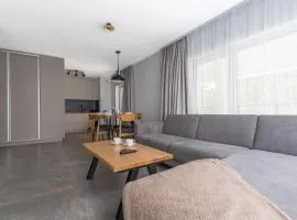 Coastline Residence - Designer Seaside Apartment with Pool, 2-Minute Walk to the Beach