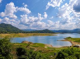 Elee Villa - Waterfront Retreat with Victoria Reservoir & Mountain Views, hotel en Teldeniya