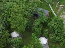 Tinutul Luanei Glamping Resort, hotel di Bozioru