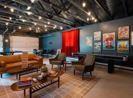 Sauna & Hot Tub Chalet with Game Room, 6BR