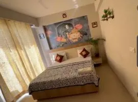 Blue Mans Rooms - Near Prem Mandir & ISKCON
