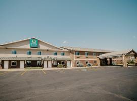 Quality Inn & Suites Watertown near Prairie Lakes Ice Arena, hotel in Watertown