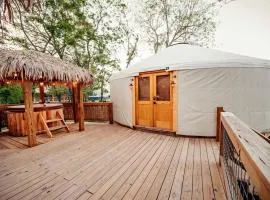 Love Bird Yurt Romantic, Hot Tub, by the River in Bandera, Texas