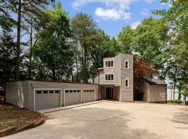 Secluded Luxury Lakeside Retreat with Private Shoreline near Charlotte, Lake Norman North Carolina