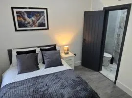 Spacious Single & Double rooms with private bathrooms in Stafford