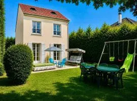DISNEY & PARIS family Villa sleeps 10 persons with Private Garden & Terrace 4 bedrooms, 3 bathrooms FIBER Wifi Netflix & free Parking