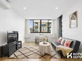 KozyGuru | Bankstown | Modern Retreat Near Station
