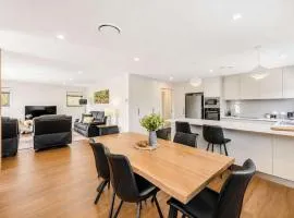 Villa Two NEW 2 Bed Bath 10 min to Airport CBD