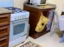 خلف ارابيلا مول شقه مفروشه 2 غرفه وصاله ومطبخ وحمامين 3 حمامات