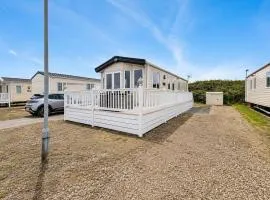 Modern 6 Berth Caravan With Full Decking At Kessingland Beach Ref 90010Td
