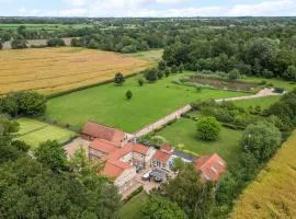 Cottage In Norfolk Sleeps 23 - Private Pool, Fishing Lake, Hot Tub Ref 99008Sc