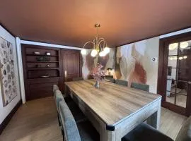 Cozy Colonial Home Hot tub, Game Room ,Home Theatre,Karaoke