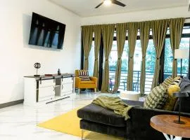 Summer Escape-2BR Apt-Pool-7 Min Airport-Pool
