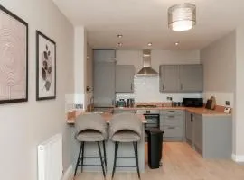 Bright Modern 2-Bed Apartment with Free Parking