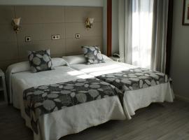 Hotel Los Naranjos、カセレスのホテル