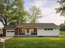 3 BR w large yard and pet friendly Near Kansas City!