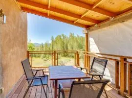 Des Montes Retreat: Hike, Ski, Swim & Shop!
