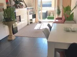 Apartment with terrace near the sea