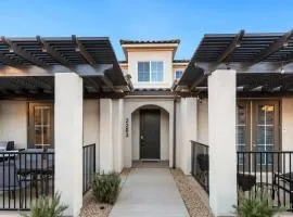Golden Gem with Views, 86" Smart TVs, Pool & PickleBall