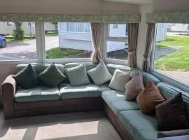Holiday Home Sleeps 8 with Beach Access