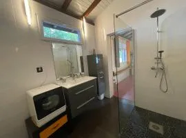 At Home Chambre climatisée avec salle de douche attenante accès à une piscine partagée