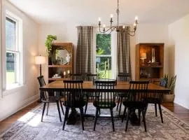 Peaceful 4 Bed Historic Farmhouse in Lancaster Min to Hocking hills! Sleeps 10