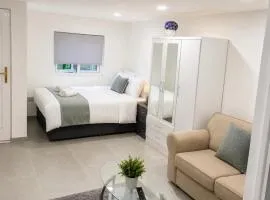 Laylas Cosy Garden House Near Asda Town Centre