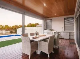 Ceol Na Mara - Luxury Pool Escape with Golf Views