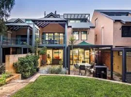 Broadwater Bliss - Beachside Escape with Resort Perks
