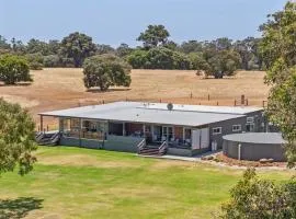 Bailey Estate - Margaret River Lakeside Stay